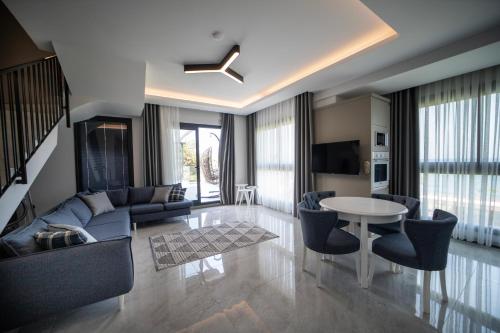 古泽尔坎里Artan Suites Tatil Evleri的客厅配有沙发和桌子