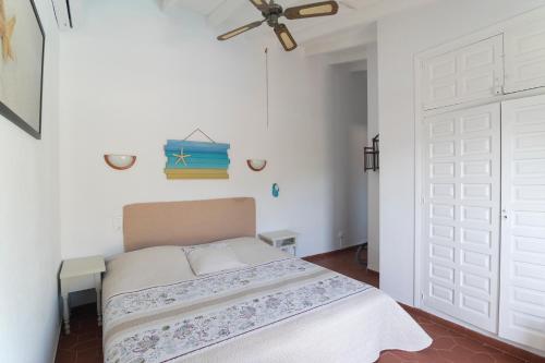 贝尼萨Finca El León的卧室配有床和白色门