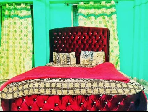 NarulKashmir premium hotel的红色的床,配有红色床头板和枕头