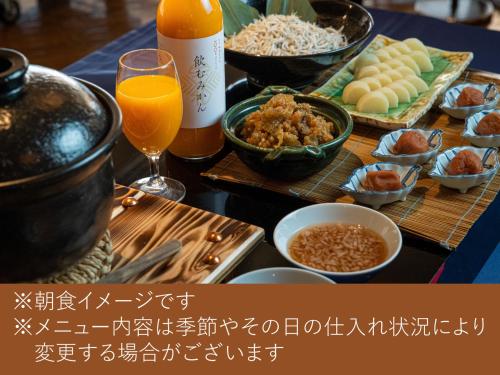 和歌山和歌山格兰比亚大酒店的餐桌上满是食物和饮料,桌子上放着食物