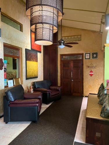 马累撒拉精品酒店的带沙发和天花板的客厅