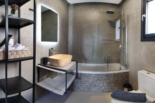 干尼亚Lamzi's Residence的带浴缸、水槽和淋浴的浴室