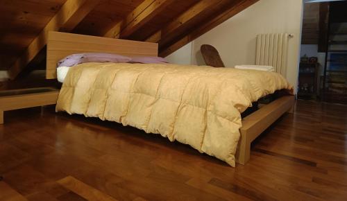 布拉诺岛布兰诺西埃洛迪之家度假屋的铺有木地板的客房内一张大床