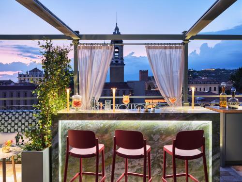 维罗纳Vista Palazzo的市景阳台酒吧