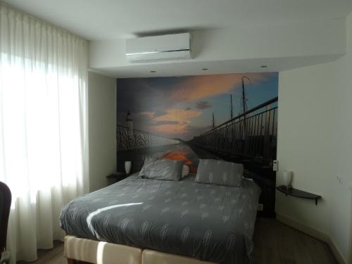 哈林亨中心酒店的一间卧室配有一张壁画床