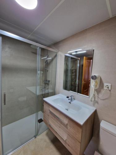 多列毛利诺斯G&G Premium Los Alamos的一间带水槽和淋浴的浴室