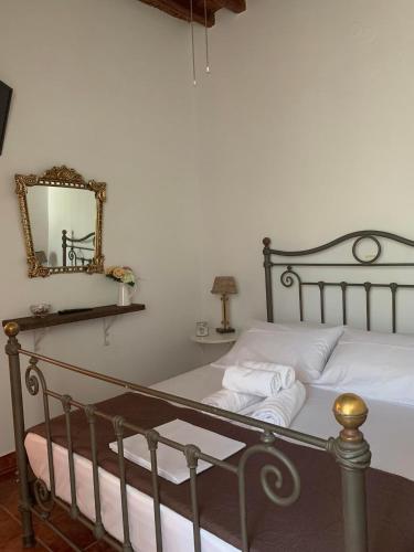 基莫洛斯岛Stefanoula's house的卧室配有一张壁挂镜子的床