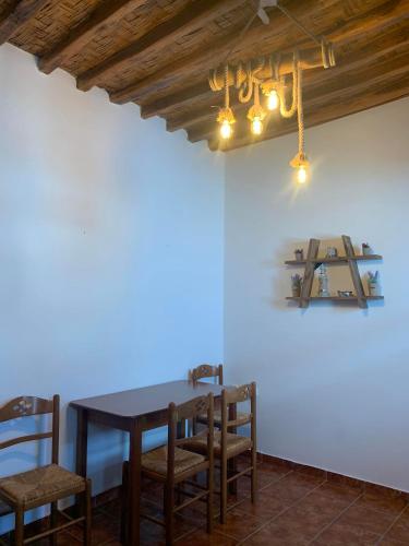 基莫洛斯岛Stefanoula's house的一间带木桌和椅子的用餐室
