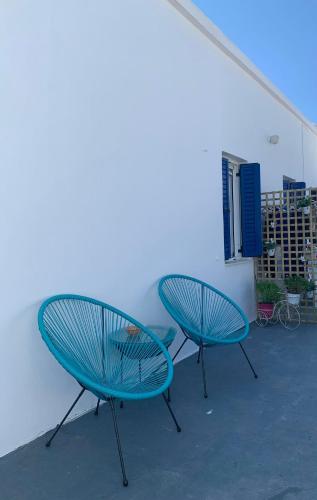 基莫洛斯岛Stefanoula's house的两个蓝色长椅坐在阳台顶
