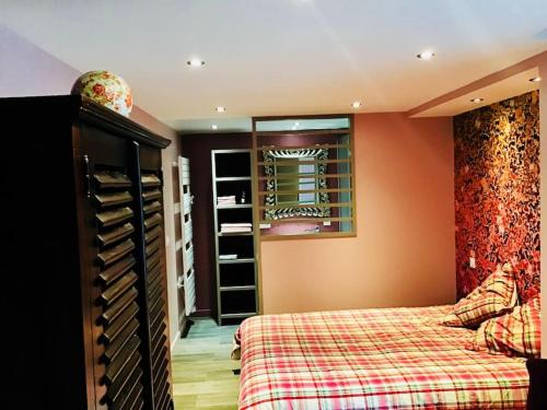 ThyezLe Cerf Enchanteur的一间卧室设有一张床和一个酒窖
