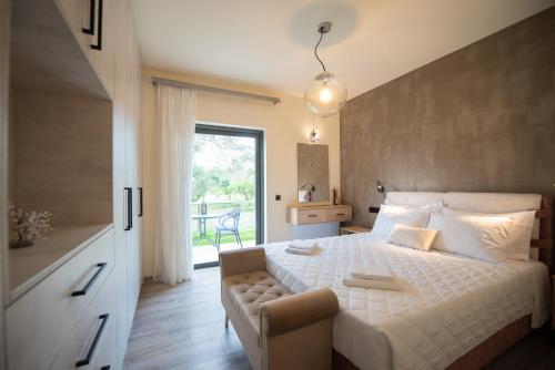 雷夫卡达镇Aerinos private villa的卧室配有白色的床和窗户。