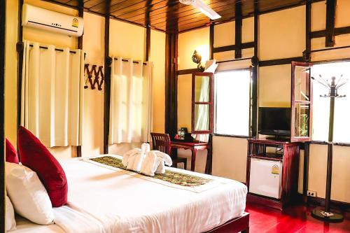 琅勃拉邦Ban Lakkham River View的一间卧室配有一张床和一台电视