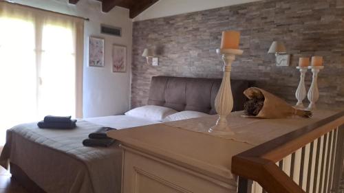 佩斯基耶拉德加达Resort il cigno的一间卧室设有一张床和砖墙