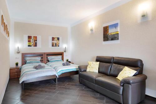 普拉亚布兰卡Casa Maria的一间带两张床和一张沙发的客厅