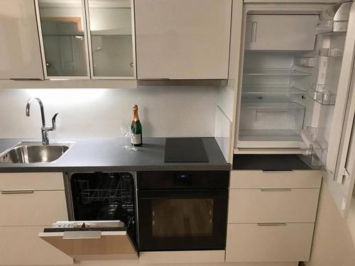 卑尔根Apartment in Åsane的厨房配有水槽和开放式冰箱。