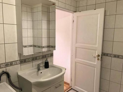 卑尔根Apartment in Åsane的一间带水槽、镜子和卫生间的浴室