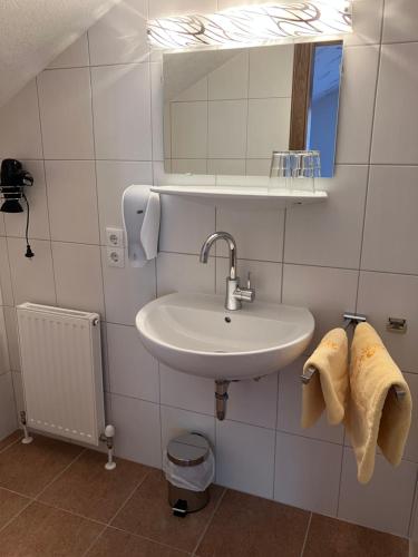 考恩台尔普兰肯斯特纳酒店的一间带水槽和镜子的浴室