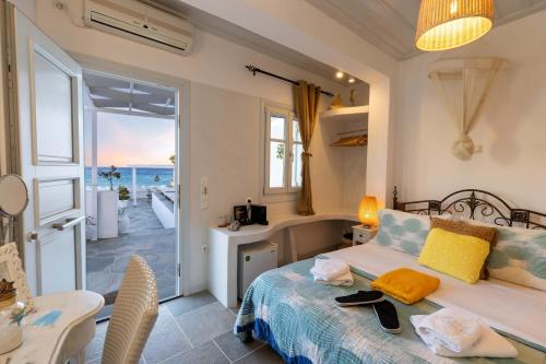 普拉提伊亚洛斯西弗诺斯Kohylia Beach Guest House的一间卧室配有一张床,享有海景
