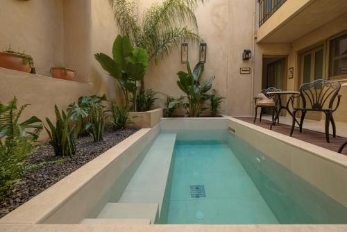 罗希姆诺Casa di Gaga的植物丛中的一个游泳池