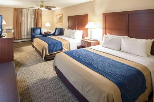安克雷奇Wingate by Wyndham Anchorage Downtown - Ship Creek的酒店客房设有两张床和电视。