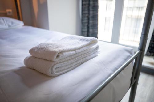 卢森堡布里斯托酒店的床上的一大堆毛巾