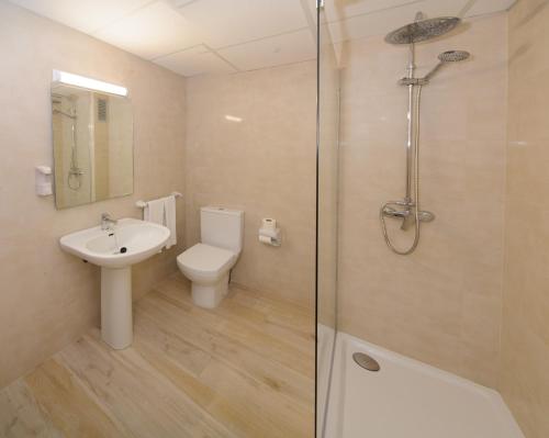 圣安东尼奥Sunside Central Park Apartamentos - Only Adults的浴室配有卫生间、盥洗盆和淋浴。