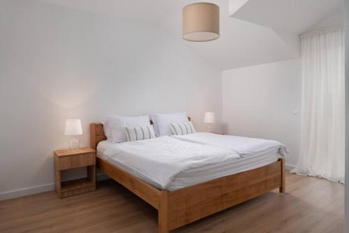 SmokovićSpacious and fully equipped apartment near Zadar的一间卧室配有一张带白色床单的大床