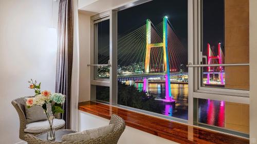 丽水市Yeosu Hotel Haven的享有布鲁克林大桥景色的窗户