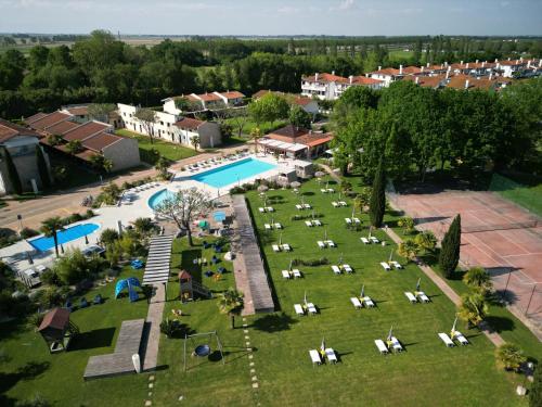 杜纳维德都娜罗萨住宅酒店的享有带游泳池的度假村的空中景致