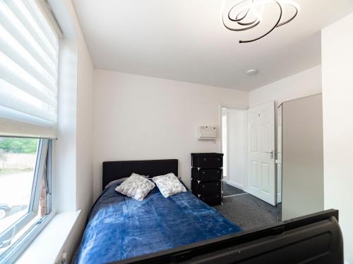 曼斯菲尔德Mansfield Town Centre Flats的一间卧室设有一张床和一个窗口