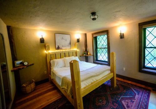 GuilfordVikings Villages Resort的一间设有床铺的卧室,位于带窗户的房间内