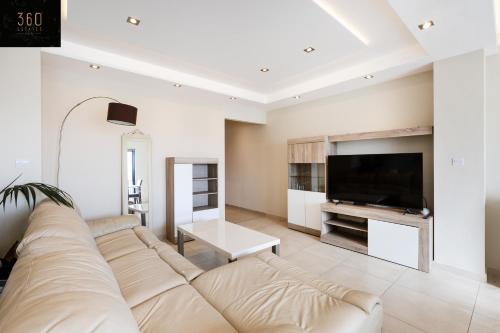 圣朱利安斯Beautiful, spacious 3BR home with private Balcony with 360 Estates的客厅配有大沙发和平面电视