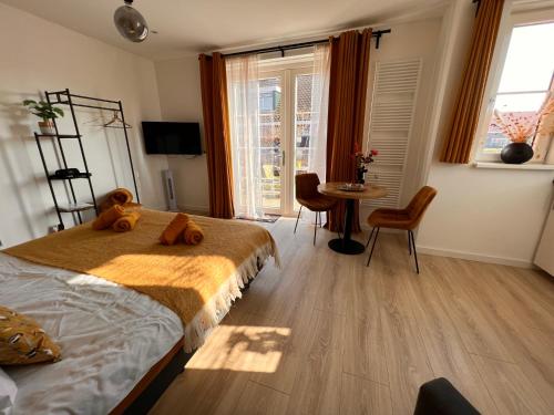 弗劳温普尔德Etoile aan Zee的一间卧室,床上有泰迪熊