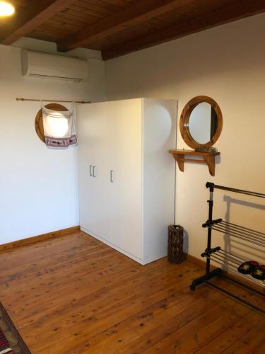 卡莱维斯Koumos的一间设有白色门和镜子的房间