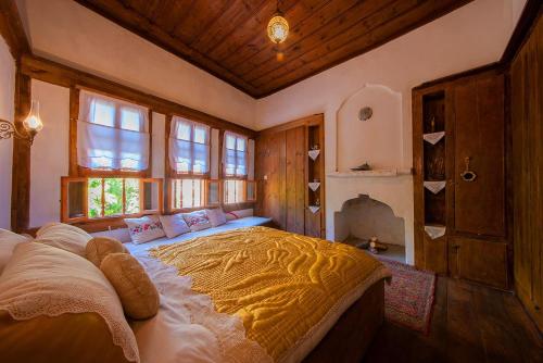番红花城Meymune Valide Konağı的一间带一张大床的卧室,位于带窗户的房间内