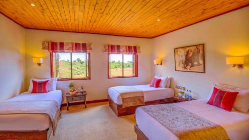 尼耶利方舟山林小屋的一间卧室设有两张床和两个窗户。