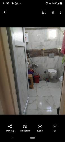 马尔马拉Avşa kiralık yazlık ev的一间带卫生间和窗户的小浴室