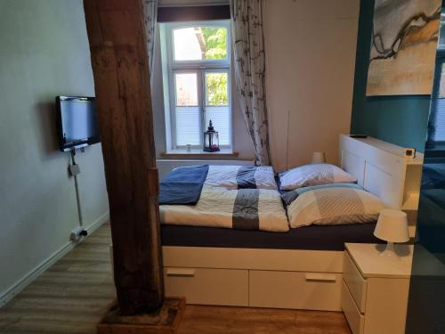 BülstedtFerienwohnung Noltenius的一间卧室设有一张床和一个窗口