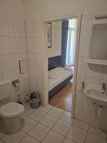 柏林斯图加特爱客姆酒店 的一间带卫生间、水槽和床的浴室