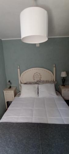 卢索Cantinho, Alojamento Local的一间卧室配有一张白色的床,光线充足