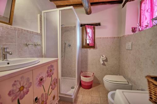 DuddovaLa Ruota by PosarelliVillas的带淋浴、卫生间和盥洗盆的浴室