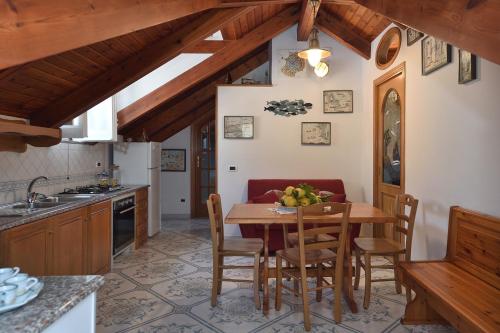 米诺利Luna Rossa的厨房配有一张桌子,上面放着一碗水果