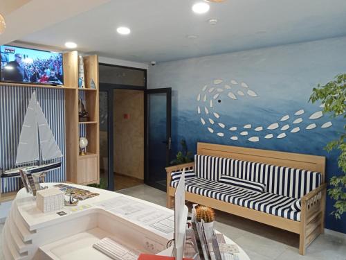 帕利克Navigator的客厅配有沙发和带绘画的墙壁