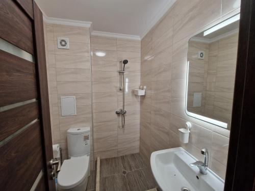 布尔加斯Zlaten Bryag的浴室配有卫生间、盥洗盆和淋浴。