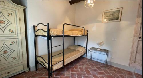 科尔托纳Borgo Chiantina的一间客房内配有两张双层床的房间