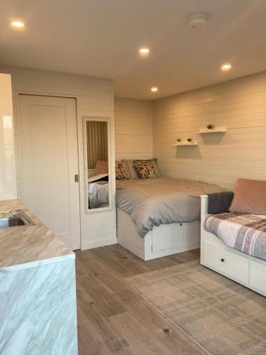 GweedoreDonegal Luxury Pods的一间卧室配有两张床和镜子