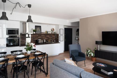 贝尔热拉克Le Pozzi, parking privé plein centre的客厅配有沙发和桌子
