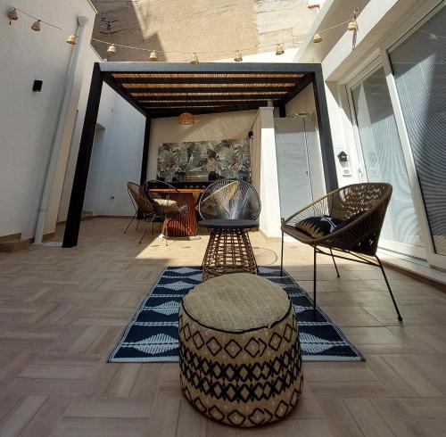 蒙德罗Curtigghiu Mondello的一间带椅子、桌子和凳子的房间