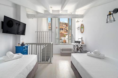 纳夫普利翁Kastro Residence的白色的客房配有两张床和电视。