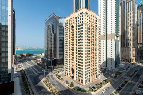多哈Marriott Executive Apartments City Center Doha的城市高楼空中景观